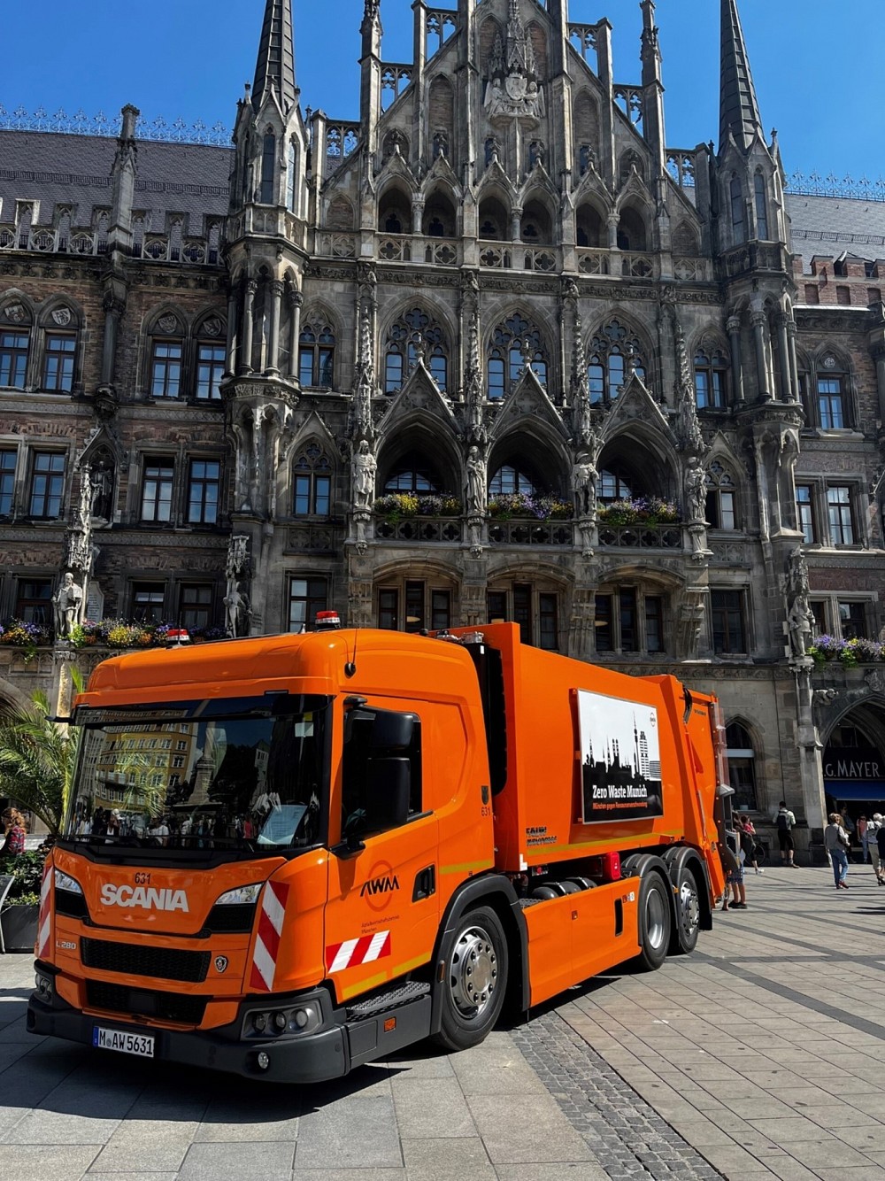 Eno od 34 vozil Scania serije R 280 B 6×2*4 s pogonom na CNG in bioplinom v rezervoarju, za skorajda CO2-nevtralno zbiranje odpadkov, parkirano pred münchensko mestno hišo. Vir: AW