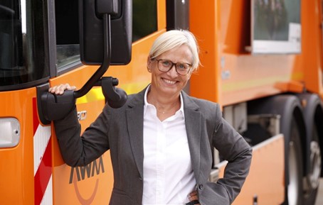 Druga vodja obrata v podjetju AWM, Sabine Schulz-Hammerl, ne izpostavlja le pogona na CNG, ampak tudi mehkejše speljevanje tovornjakov Scania CNG s povsem samodejnim menjalnikom Allison. Vir: AWM